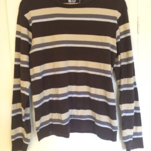  - Älskad tröja från weekday. Hel och ren.  Jag tar swishbetalningar