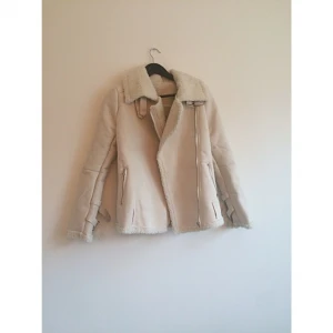  - Snygg fodrad jacka. Fint skick! Frakt 70kr✨