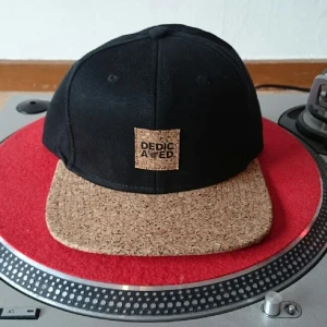  - NY! Snapback med nice kork finish från svenska Dedicated. Passar bäst på någon med medium men är justerbar.