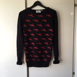  - Vintage tjocktröja med pistoler på! Köpt på myrorna! Köparen betalar frakten! Tar helst emot betalning via swish! 