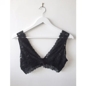  - Fin spets-bh från Monki med bred knäppning. 