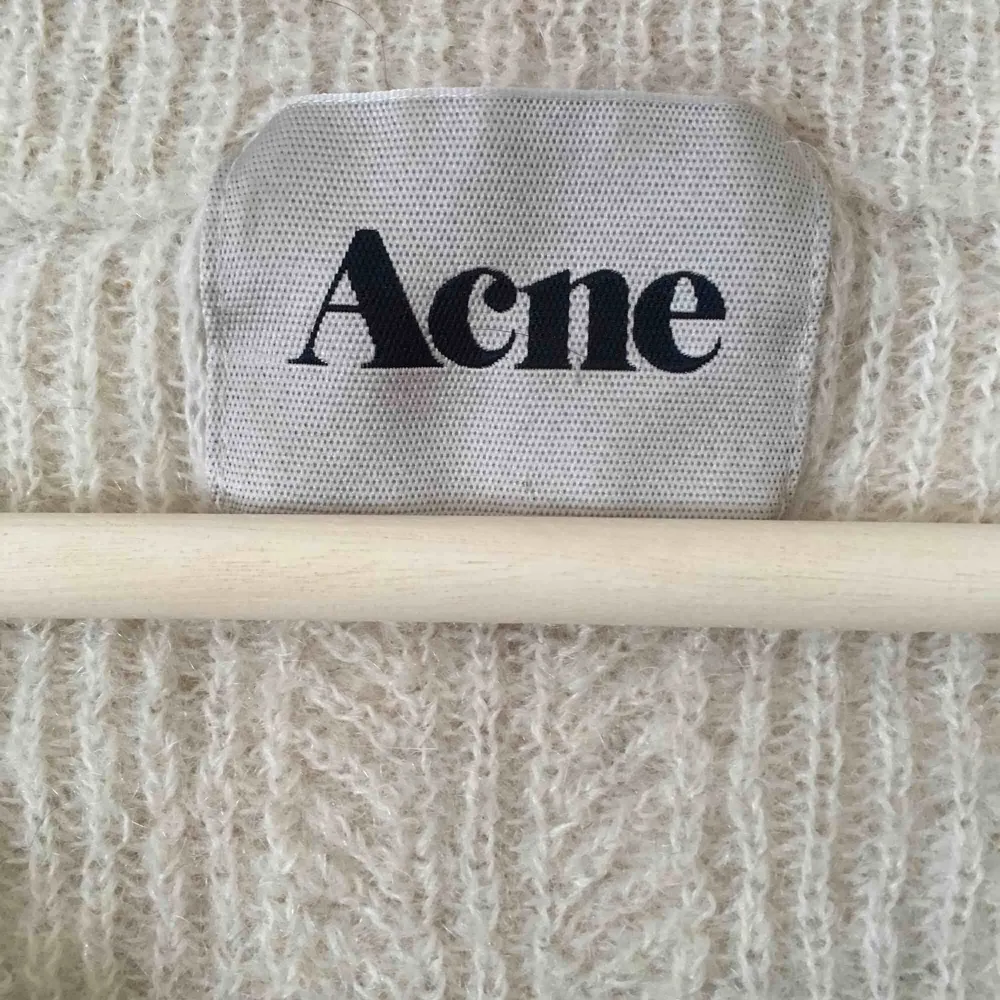 Mjuk tröja i ullblandning från Acne. En aning krympt varav den blev ganska tät = ännu varmare 😊. Stickat.