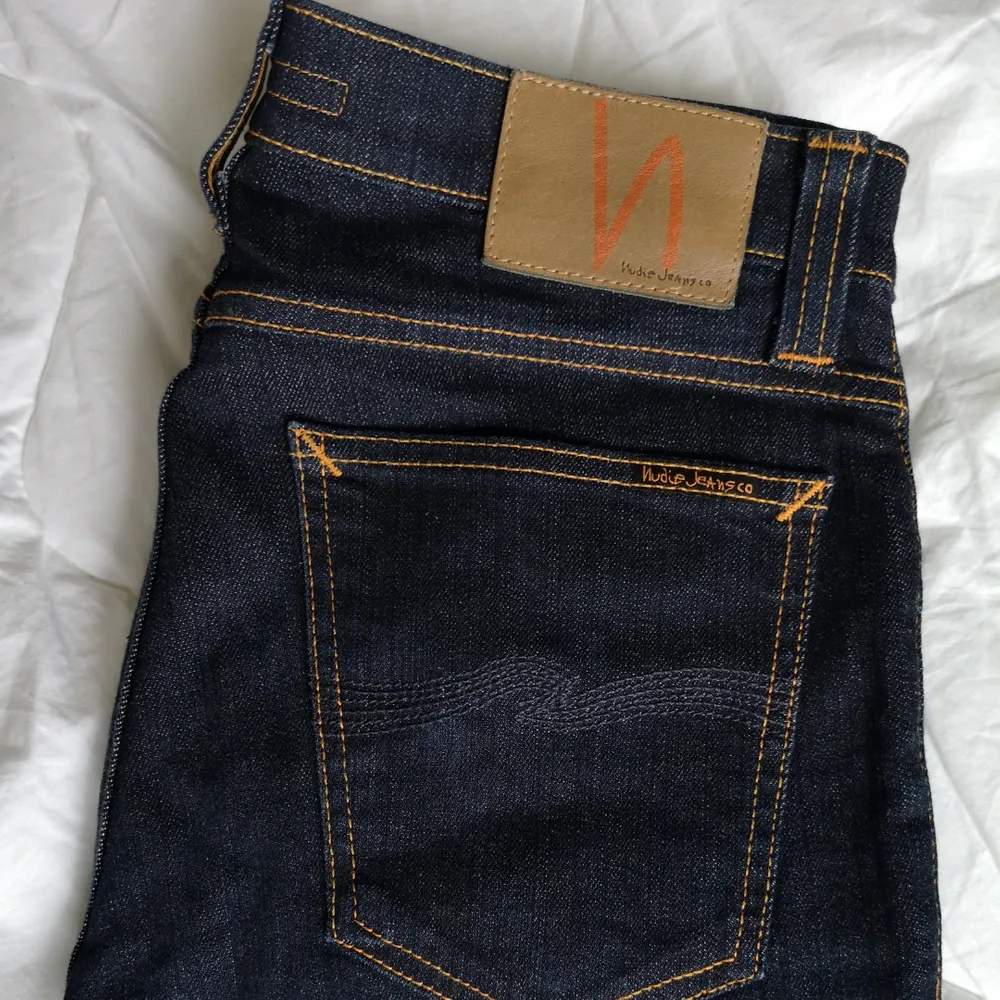 Snygga mörkblå Nudie jeans.  Modell: tube Kelly blue strikey. Jeans & Byxor.
