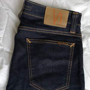 Snygga mörkblå Nudie jeans.  Modell: tube Kelly blue strikey