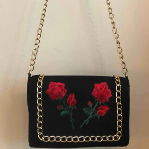  - Så fin väska med guldkedja och broderade rosor☺️🌹från BooHoo