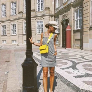  - Assååå världens snyggaste väska!!!! Från hvisk! Så cool detalj till outfiten. I totalt nyskick så skynda fyyynda!  Frakt:50kr 