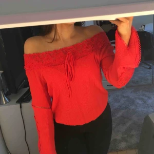  - Off shoulder topp från Guess!! Virkade detaljer och utsvängda armar, snöret i fram går att ta av. Sparsamt använd så i väldigt bra skick
