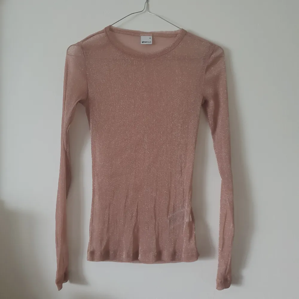 Fin glittrig rosa långärmad mesh topp från Gina tricot i storlek xs. Passar även s. Frakt ingår :). Toppar.