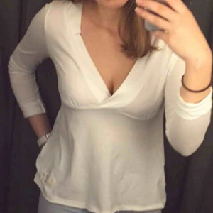  - Vit v-ringad tröja från odd Molly. Använd en gång men passade inte mig. Storlek S. Pris kan diskuteras. Nypris 800kr