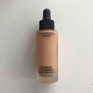  - Helt ny foundation från MAC. Endast använd 1 gång & då märkte jag att nyansen inte passade mig. Kan mötas upp i Sthlm lr frakta (då tillkommer fraktkostnad). 