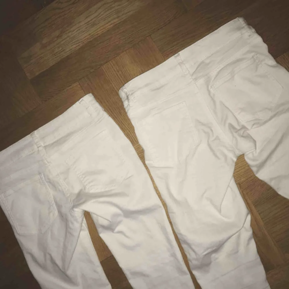 Vita jeans 2 par i Storlek xs Från bikbok Nytt skick Båda:250 kr Styck:120 kr. Jeans & Byxor.