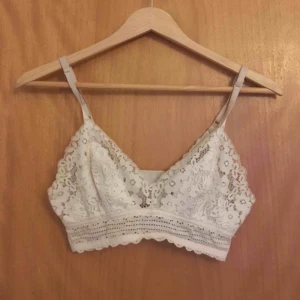  - Ljusrosa bralette från H&M. Använd men fortfarande jättefin och OBS priset ⤵️ Ingenting fel på funktionalitet, men använder inte längre och den söker ett nytt hem. 