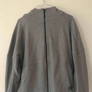  - Ett set med tröja och byxa i mjukismaterial. Supersköna!