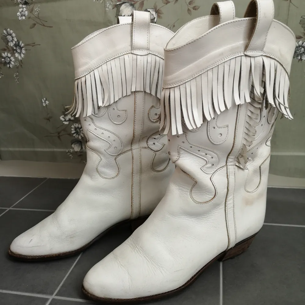 Snygga och trendiga cowboy boots, väldigt sköna att gå i!  För någon som är redo att synas! 😍 . Skor.