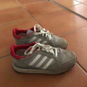  - Säljer ett par fina adidas skor 💕 finns i Falun men kan annars frakta mot fraktkostnad!