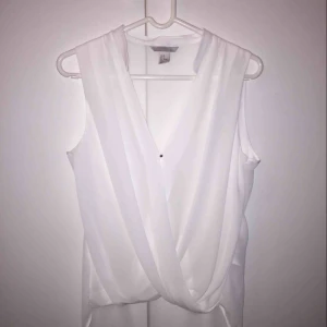  - Jätte fin vit blus som jag aldrig använt då den är lite för stor för mig, storlek 38. Köpare står för frakt. 