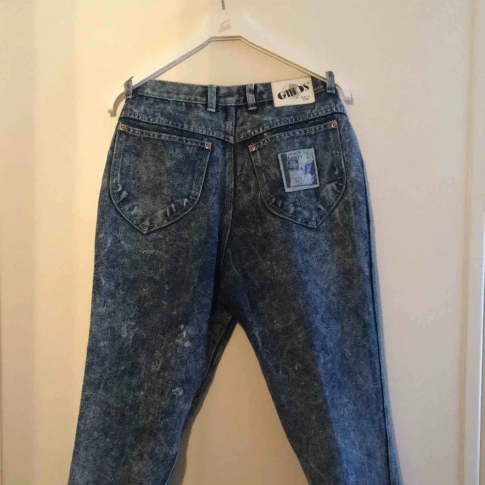 As coola momjeans från Gino’s, köpta på Beyond Retro i somras men har för många jeans så måste sälja av mig dessa. Dom är vintage och så fina. ❣️ . Jeans & Byxor.