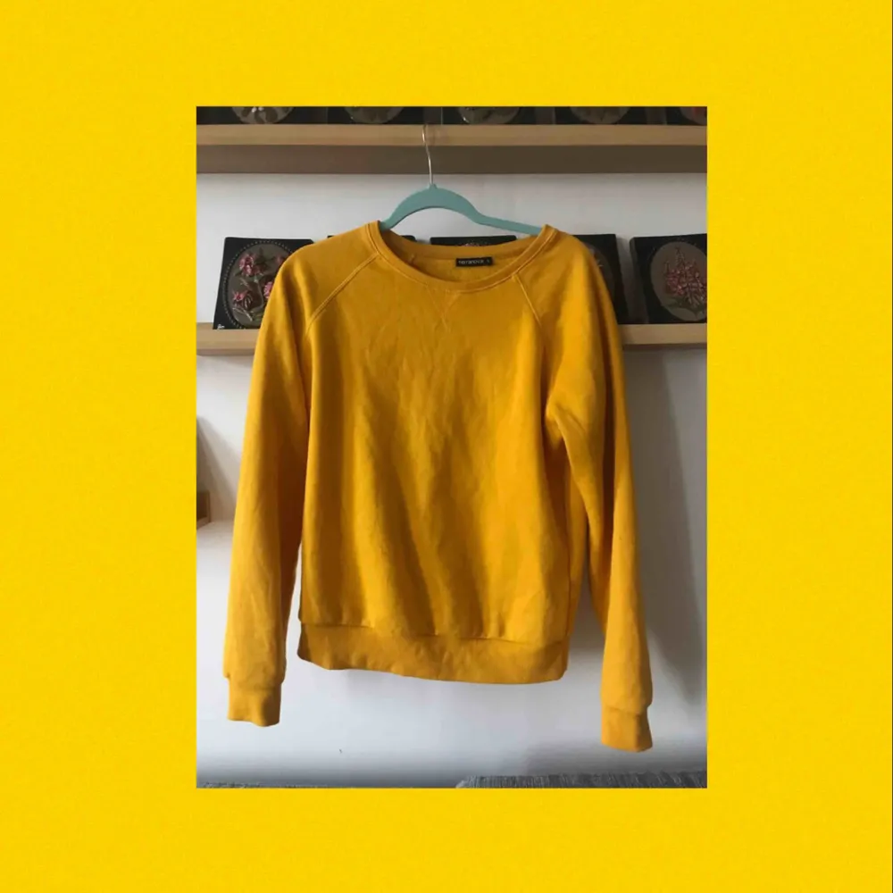 En gul tröja från Terranova! Super mjuk och skön men inte min stil :/ därför är den aldrig använd. Frakten ingår i priset!. Tröjor & Koftor.