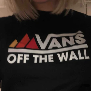  - Säljer en svart vans tshirt💫 använd några få tal gånger  Kan fraktas mot fraktkostnad 💕