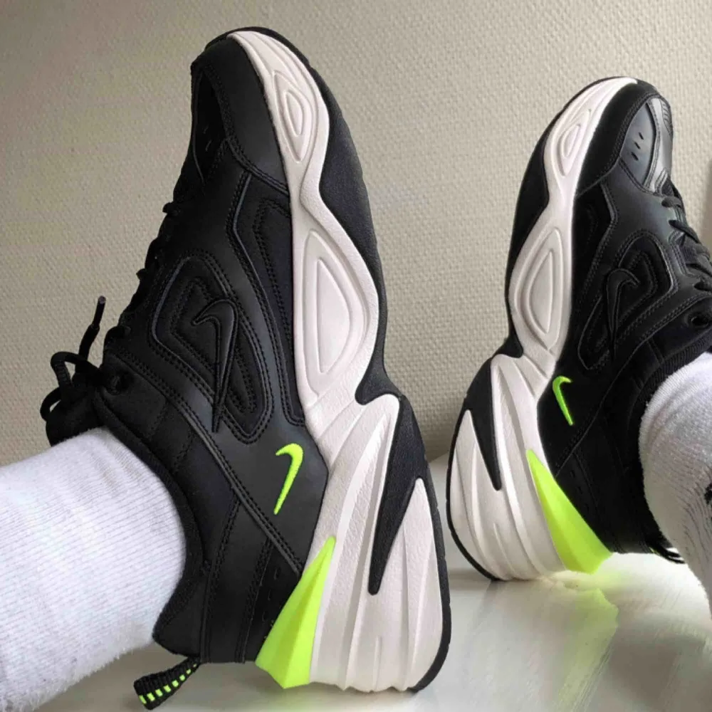 Min aaabsoluta favoritskomodell! Nike M2K Tekno. Dessa är i Black Volt colorway. Köpta på Net A Porter, endast använda 1 gång pga för stora för mig (är en liten 39a). Ordinariepris 1000 SEK. Möts helst upp i Malmö, annars splittar vi på fraktkostnaden :—). Skor.