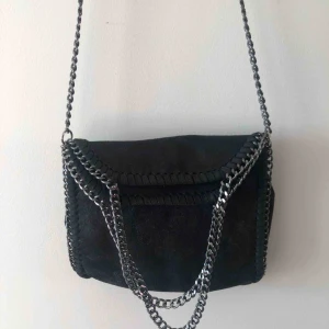  - Stella McCartney inspirerad väska. I mycket bra skick. Vid frakt tillkommer fraktkostnad.