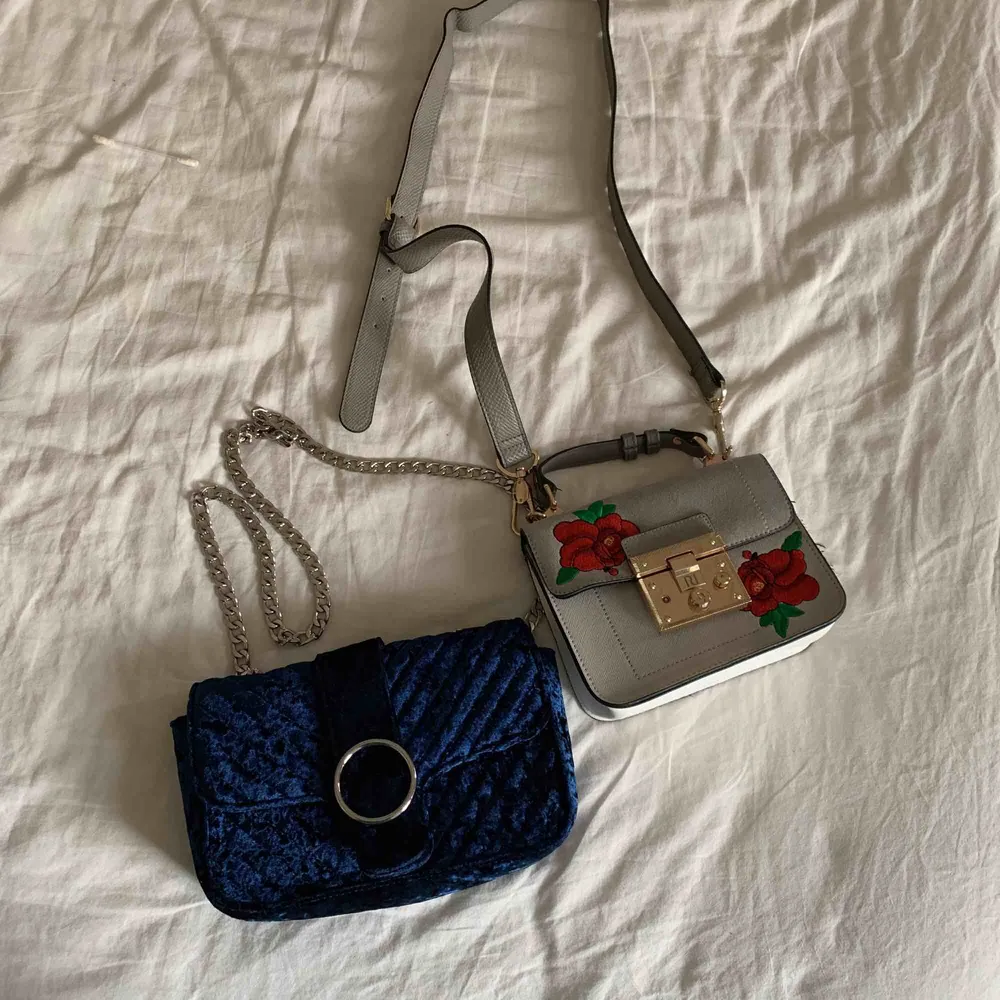 Blå väska från Gina tricot och en väska från river island köpt i london.   Båda väskorna är i mycket bra skick!. Väskor.