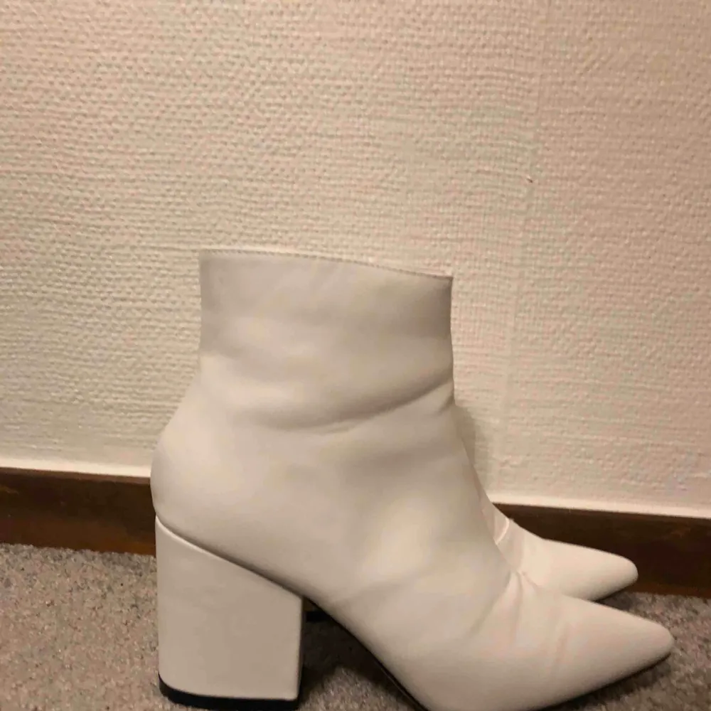 Säljer dessa vita skor pga att jag råkade tappa bort returlappen & fel storlek. Riktigt snygga! Köparen står för frakt men möts helst i Stockholm!  . Skor.