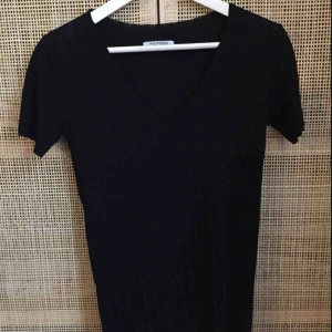  - Svart tisha, ribbad 