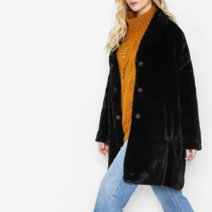  - Superfin jacka som är använd 1 gång!! Säljer då det inte är min stil. Synd att den bara hänger och ej kmr till användning.  Kan givetvis skicka fler bilder