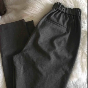  - Så snygga och stilrena kostymbyxor! Har resår i midjan så passar de flesta kroppstyperna! Köpte dom här på Plick (då oanvända), men bara använt dom en gång då jag kort därefter fick ett par nya i present! Har för mig att dom är köpta i Norge 🌺🍁