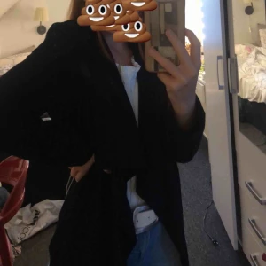  - Jättefin svart kappa med skärp som går att knyta fram eller bak!!!! Säljer då jag aldrig använder den. Är 162 och den går till knäna på mig. Köpare betalar för frakt och frakten kostar 45kr! Den är använd ca 5 gånger. ❤️☺️