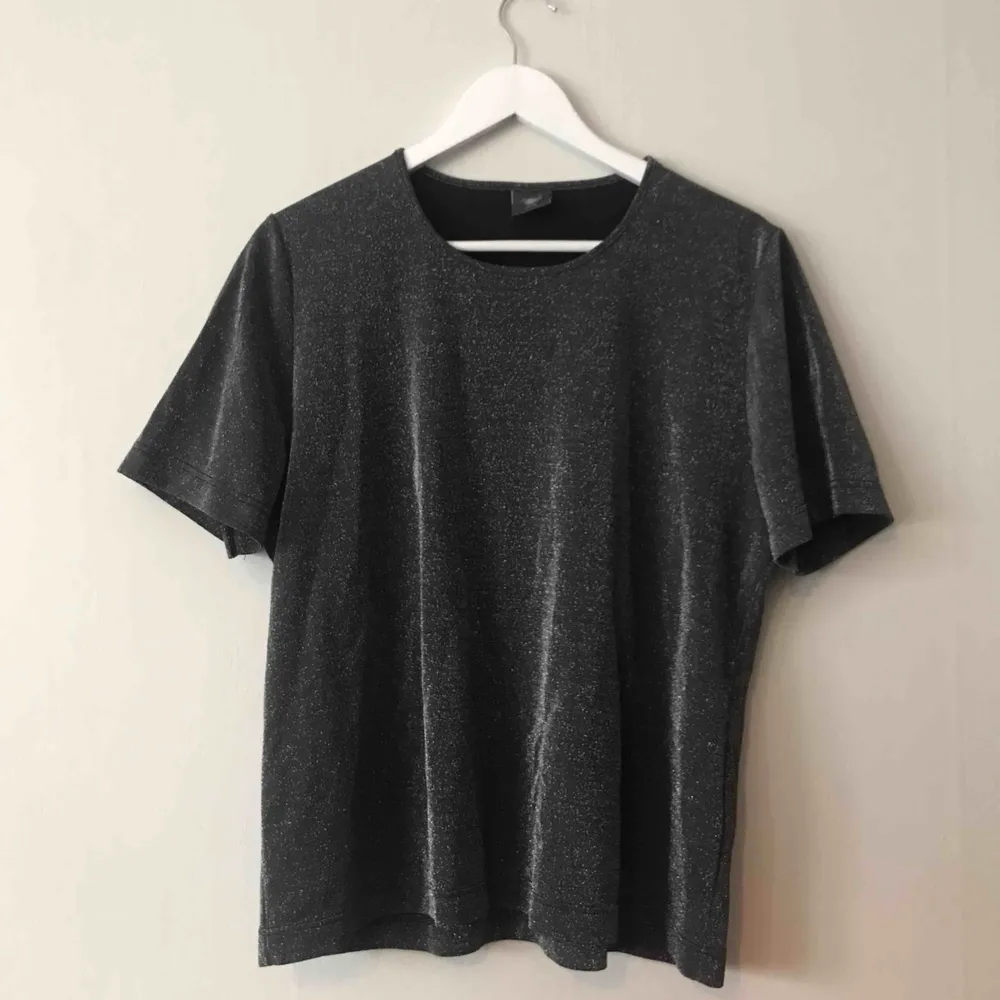 Enkel glittrig t-shirt. Köpt secondhand  Betalning sker via swish och köparen står för frakten. Jag tar inget ansvar om posten slarvar bort paketet eller liknande. . T-shirts.