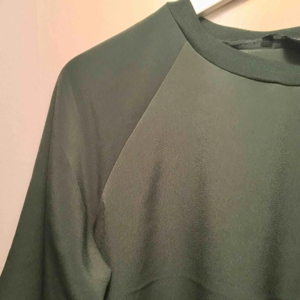 Fin grön tröja från Monki. I nyskick 🌸 färgen är som på första bilden 🌸 frakt på 20kr tillkommer 🌸. Blusar.