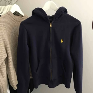  - Snyggaste tröjan från Ralph Lauren, mörkblå med kul häst. Det står strl M i tröjan men den är som en xs-s.  350kr inklusive frakt!😊  Endast seriösa hör av sig, tack!☺️