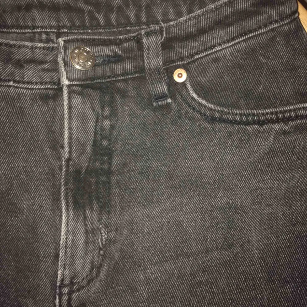 såå fina jeans från monki!! dem har ett litet hål på fickan och en liten slitning vid gylfen, annars fint skick:)) kan mötas upp på söder eller skicka<33. Jeans & Byxor.