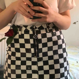  - Fin rutig kjol i storlek S, den har fickor på fram- och baksidan, kan skicka flera bilder via DM 