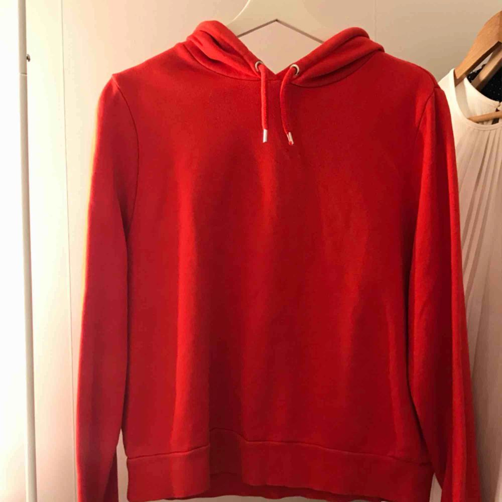 Röd hoodie från monki, skulle säga att den funkar som en S/M. Använd runt 4 gånger. Möts upp i Stockholm. . Huvtröjor & Träningströjor.
