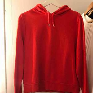 Röd hoodie från monki, skulle säga att den funkar som en S/M. Använd runt 4 gånger. Möts upp i Stockholm. 