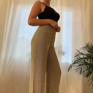  - ✨superfina kostymbyxor o beige färg med svarta ränder. svårt att få till rätta färgen. möts i sthlm lr betala köparen frakt.✨