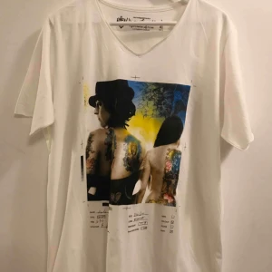  - Ny T-shirt med en rund V-ringad krage. Super skönt material, en mjuk och väldigt bekväm tee. 