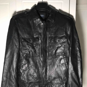  - Äkta skinnjacka i herrmodell från Crocker Stockholm. Aldrig använd. Tag finns kvar på jackan.