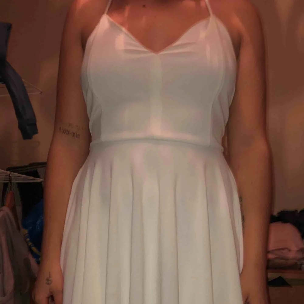 Fin vit klänning i storlek M, säljer för 150 kr . Klänningar.