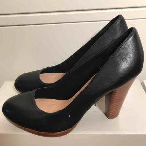  - Svarta pumps i skinn från Din Sko. Lite platå så de är bekväma på foten. Bara provade, aldrig använda.