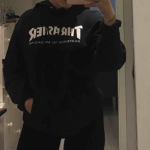  - Svart Thrasher hoodie, använd rätt mycket men den är i bra skick! Köparen betalar frakt🥰🥰