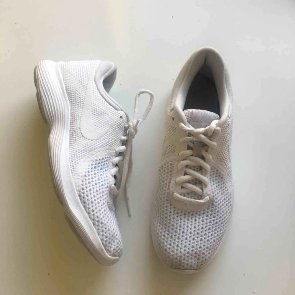 Säljer mina Nike Revolution 4 sneakers. Knappt använda endast fåtal gånger. Dom är i väldigt bra skick! Lite småsmuts främst på skon, se bild. Frakt 79kr tillkommer.. Skor.