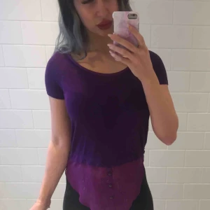  - Mjuk och skön lila topp med knapp-dekorationer i storlek XS 🦄✨💜