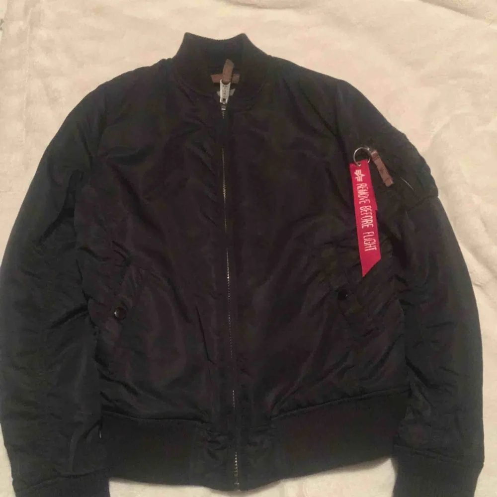 Alpha industries bomber jacka -Dam. Använd några gånger, sliten men syns knappt. Pris kan diskuteras . Jackor.