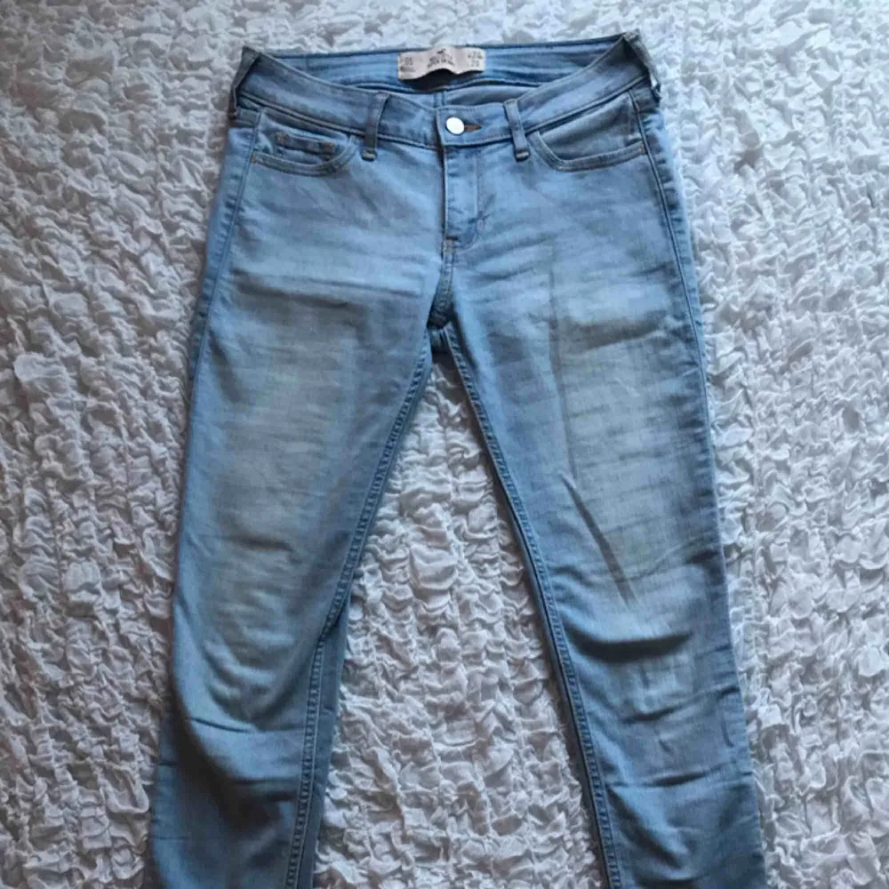 Nästan oanvända jeans från hollister, säljs då jag sällan har ljusa jeans, nypris 400kr Frakt ingår i priset. Jeans & Byxor.