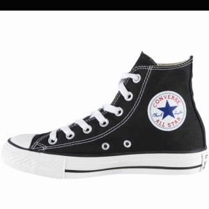  - Helt vanliga svarta converse! Såå snygga o enkla  Frakt: 79kr 