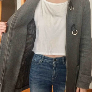  - Grå kappa från Massimo Dutti. Köpt Second Hand, välanvänd men fint skick. Betalning sker via Swish. Frakt ingår inte i priset ovan.  